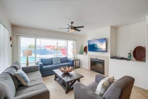 ein Wohnzimmer mit 2 Sofas und einem Kamin in der Unterkunft Beach Break 1 in San Diego