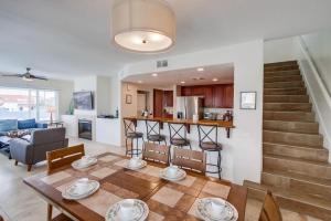 een keuken en een woonkamer met een tafel en stoelen bij Beach Break 1 in San Diego