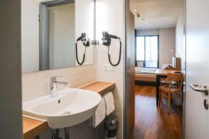 Um banheiro em acama Hotel & Hostel Kreuzberg
