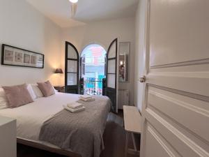 バルセロナにあるCON GRACIAのベッドルーム1室(ベッド1台、アーチ型の窓付)