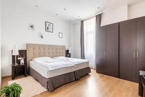 ein Schlafzimmer mit einem großen Bett und einem großen Fenster in der Unterkunft Place of Grace - 50 Meters from Dancing House in Prag