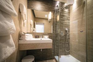 uma casa de banho com um lavatório e um chuveiro em Hôtel France et Chateaubriand em Saint Malo