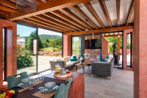 un soggiorno con tavolo e sedie di Modern Luxurious Villa with SPA-Adria Resort a Tisno (Stretto)