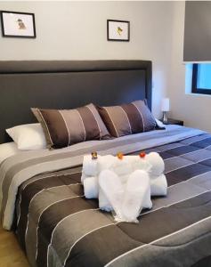 1 cama grande con 2 almohadas blancas. en Apartamento Greta Río CalleCalle, en Valdivia