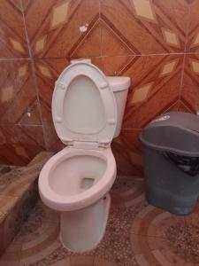 a bathroom with a toilet and a trash can at Mares gunayarIslas in Nusatupo