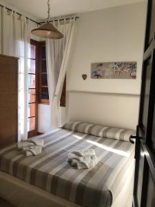 1 dormitorio con 1 cama con 2 toallas en Villa Capitana, en Capitana