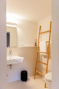 baño con escalera y lavabo en Aarskogs Boutique Hotel, en Glücksburg