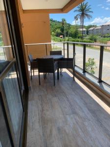 d'un balcon avec une table et des chaises et une vue. dans l'établissement Eco Resort - Praia dos Carneiros - ao lado da Igrejinha, à Rio Formoso