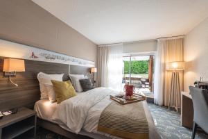 Postel nebo postele na pokoji v ubytování Mercure Annecy Sud