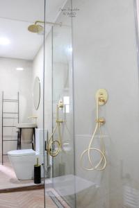 bagno con doccia in vetro e servizi igienici di Nomad Houses - Casa Sarilho a Beja