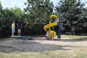um grupo de pessoas brincando em um playground em Bungalow 3 étoiles - Parc aquatique - eeeedb em Plobannalec-Lesconil