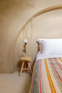 - une chambre avec un lit et une table de chevet dans l'établissement Nomad Houses - Casa Sarilho, à Beja