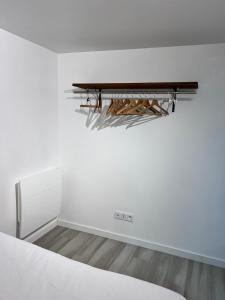 um quarto com uma cama e uma prateleira na parede em Appt dans maison typique avec jardin privé em Chinon