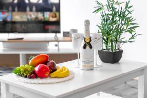 a table with a bunch of fruits and a bottle of wine at Birmingham, City Centre - 2 Bedroom Apartment - Twin Beds - Secure Parking - Top Rated - 97Q in Birmingham