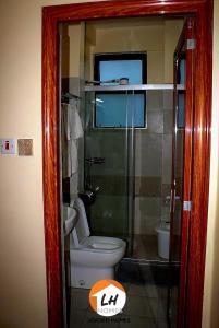 ナイロビにあるTwo Bedroom Apartmentのバスルーム(トイレ、ガラス張りのシャワー付)