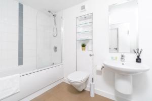 a white bathroom with a toilet and a sink at Birmingham, City Centre - 2 Bedroom Apartment - Twin Beds - Secure Parking - Top Rated - 97Q in Birmingham