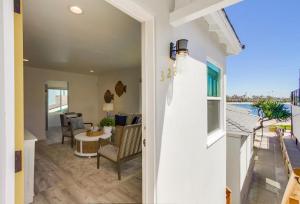 una puerta abierta a una sala de estar con mesa y sillas en Boardwalk 2, en San Diego