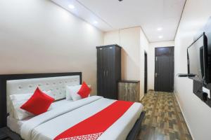 Katil atau katil-katil dalam bilik di OYO Flagship Golden Residency B&B Hotel