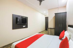 Un ou plusieurs lits dans un hébergement de l'établissement OYO Flagship Golden Residency B&B Hotel