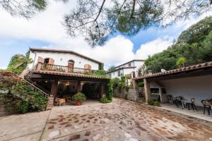 una vista exterior de una casa con patio en Turismo Rurale La Miniera Fiorita, en Arbus