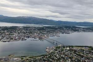 een luchtzicht op een stad en een haven bij Relax in a cozy studio overlooking downtown in Tromsø