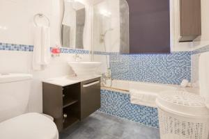 Un baño blanco con lavabo e inodoro. en Bright & Airy St. Julian's flat, en Il-Gżira