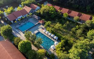 - une vue aérienne sur une maison avec une piscine dans l'établissement Memorina Ninh Binh Resort, à Ninh Binh