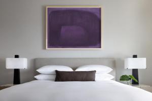 Postel nebo postele na pokoji v ubytování Kimpton Claret Hotel by IHG