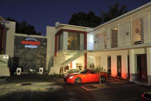 czerwony samochód zaparkowany przed domem w obiekcie Serviced apartments in Eros w mieście Windhuk
