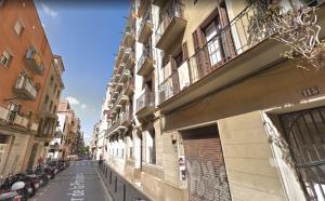 バルセロナにあるCON GRACIAの路上に停められた建物や車が並ぶ街道