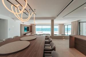TV a/nebo společenská místnost v ubytování Splendid Mykonos Waterfront Villa