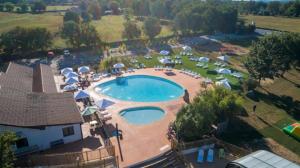een luchtzicht op een zwembad in een resort bij Mobilhome 3 étoiles - ef0a0h in Rocamadour