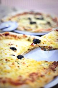 ein Stück Pizza auf einem Teller mit einem Biss fehlt in der Unterkunft Mobilhome 3 étoiles - ef0a0h in Rocamadour