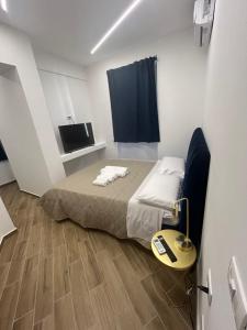 - une chambre avec un lit et une télévision dans l'établissement Sistra 12, à Catane