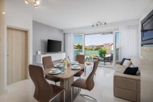 Televiisor ja/või meelelahutuskeskus majutusasutuses Apartment Maya Center Modern 2bd