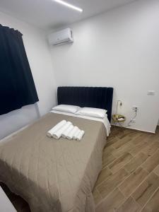 a bedroom with a bed with two towels on it at Sistra 12 in Catania