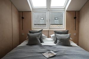 um quarto com uma cama com travesseiros e uma janela em Ballintaggart Farmhouse em Logierait