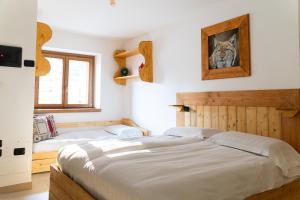1 dormitorio con 2 camas y una foto de gato en la pared en Campaegli resort, en Campaegli