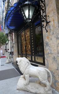 uma estátua de um cão sentado num tapete em frente a um edifício em Laleli Blue Marmaray Hotel em Istambul