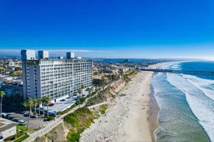 una vista aérea de la playa y del océano en Endless Summer 2, en San Diego