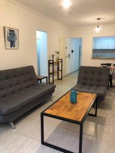 - un salon avec deux canapés et une table basse dans l'établissement Amplio y luminoso apartamento., à Buenos Aires