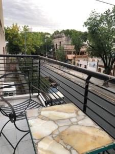 d'un balcon avec bancs et vue sur la ville. dans l'établissement Amplio y luminoso apartamento., à Buenos Aires