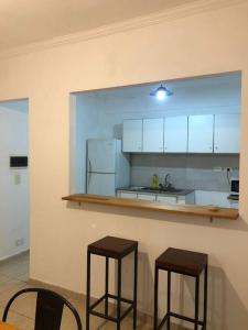 Cuisine ou kitchenette dans l'établissement Amplio y luminoso apartamento.