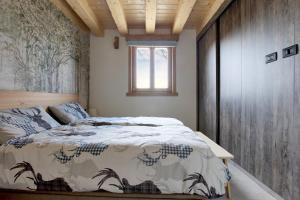 Un dormitorio con una cama y una ventana. en Bellagio - Baita treeb Tivano, en Bellagio