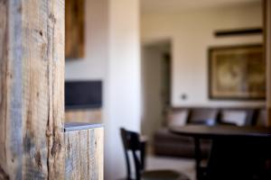 pared de madera con mesa y silla en una habitación en Bellagio - Baita treeb Tivano en Bellagio