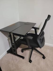 een zwart bureau met een stoel in een kamer bij One bedroom apartment fully furnished with private entrance in Puyallup