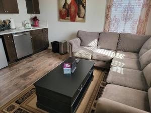 een woonkamer met een bank en een salontafel bij One bedroom apartment fully furnished with private entrance in Puyallup