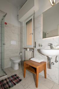 uma casa de banho com um lavatório e um WC em Villa Gioia em Milão