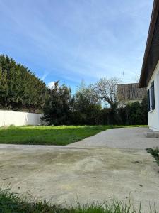 an empty driveway in front of a house at Maison jeux olympiques 2024 in Brie-Comte-Robert