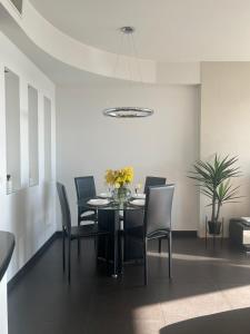 comedor con mesa negra y sillas en Design apartment, en Klaipėda